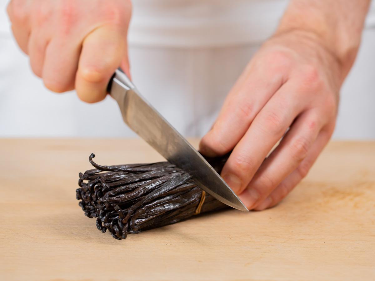 all_qualityfromnature_ingredient vanilla_cutting_table_textimage.jpg